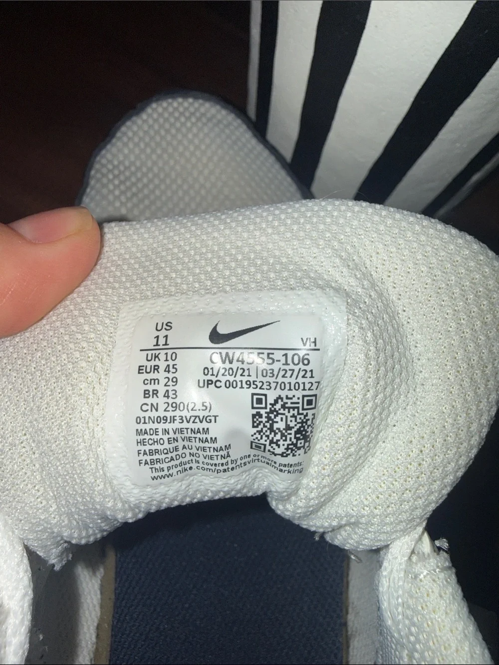 Nike Men’s White and Navy Low-Top Sneakers